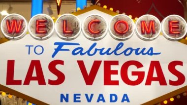 Amerika 'nın kumarhane turizm merkezindeki Las Vegas retro-neon tabelasına hoş geldiniz. Iconic vintage parlayan bayrak, kumarhanenin sembolü şans oyunları, para oyunları ve risk bahisleri. Aydınlatılmış tabela