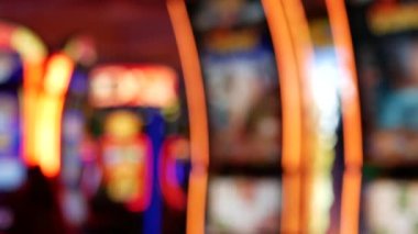 Las Vegas Bulvarı, ABD 'de kumarhanede çözülmüş kumar makineleri parlıyor. Fremont caddesi yakınlarındaki bir otelde kumarda büyük ikramiye oynamış. Riskli para oynamak ve bahis oynamak için aydınlatılmış neon meyve makinesi