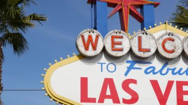 Amerika 'nın kumarhane turizm merkezindeki Las Vegas retro-neon tabelasına hoş geldiniz. Kumarhanenin sembolü olarak klasik pankart, şans oyunları, para oyunları ve risk bahisleri. Tabeladaki harfler