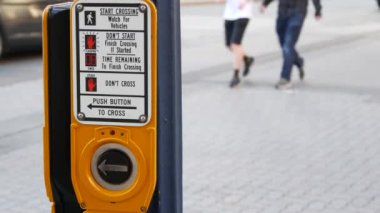 Yaya geçidinde trafik ışığı düğmesi, insanlar itmek ve beklemek zorunda. ABD 'de halkın güvenliği için trafik kuralları ve yönetmelikleri. Zebra caddesi San Diego, Kaliforniya 'da yol ayrımında kesişiyor.