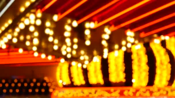 Vieilles lampes électriques télécopiées déconcentrées qui brillent la nuit. Résumé de près de flou rétro décoration de casino chatoyant, Las Vegas USA. Ampoules lumineuses de style vintage scintillant sur la rue Freemont — Video