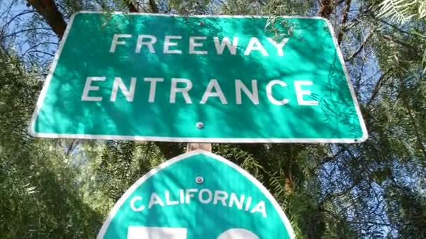 Sinal de entrada na auto-estrada no cruzamento de intercâmbio no condado de San Diego, Califórnia EUA. Estrada estadual 78 placa de sinalização. Símbolo da viagem rodoviária, transporte e regras e regulamentos de segurança do tráfego — Vídeo de Stock