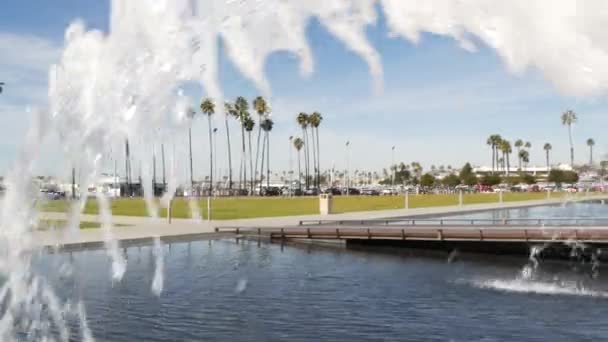 Fontänen i strandnära stadspark nära San Diego County medborgarcenter i centrum, Kaliforniens statliga myndighet, USA. Stilla Havets hamn, embarkadero i Gaslamp Quarter. Palmer och gräs nära piren — Stockvideo