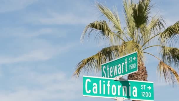 Η πινακίδα του δρόμου της Καλιφόρνια στο σταυροδρόμι. Γραμματοσειρά στο σημείο τομής, σύμβολο του ταξιδιού το καλοκαίρι και τις διακοπές. Τουριστικός προορισμός των ΗΠΑ. Κείμενο στο nameboard στην πόλη κοντά στο Λος Άντζελες, διαδρομή 101 — Αρχείο Βίντεο