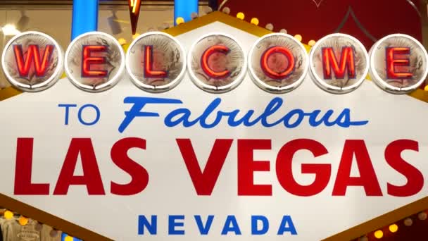 Välkommen till fantastiska Las Vegas retro neon tecken i spelande turistort, USA. Ikonisk vintage glödande banner, symbol för kasino, hasardspel, pengar spelar och riskspel. Belyst skylt — Stockvideo