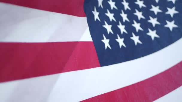 Jemné soustředění zblízka na americkou vlajku Staré slávy vlnící se ve větru. Hvězdy a pruhy symbolizují demokracii, vlastenectví, svobodu a Den nezávislosti. Hvězdicový prapor, národní hrdost a ikona svobody — Stock video