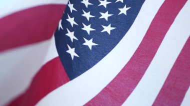 Rüzgarda dalgalanan Amerikan bayrağının yumuşak odak noktası. Yıldızlar ve Şeritler demokrasisi, vatanseverlik, özgürlük ve Bağımsızlık Günü sembolü. Yıldızlarla bezeli bayrak, ulusal gurur ve özgürlük ikonu.