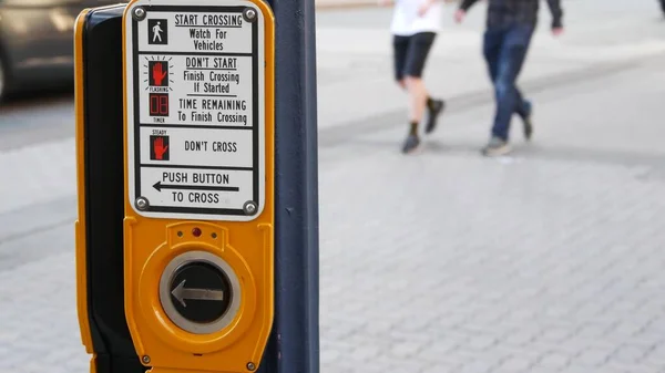 Botón Semáforo Paso Peatonal Gente Tiene Que Presionar Esperar Normas — Foto de Stock
