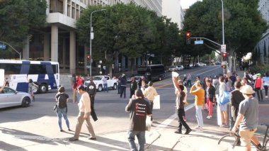 LOS ANGELES, CALIFORNIA, ABD - 30 OCT 2019: insanlar Adalet Salonu yakınlarında grev. Şerif Departmanı ve Adliye önünde protesto eylemleri. Los Angeles hükümet binası yakınlarında eylemcilerin gösterisi.