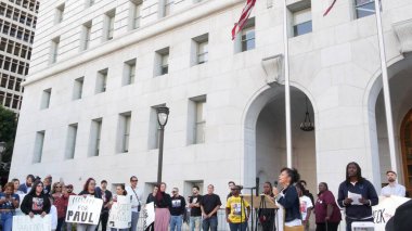 LOS ANGELES, CALIFORNIA, ABD - 30 OCT 2019: insanlar Adalet Salonu yakınlarında grev. Şerif Departmanı ve Adliye önünde protesto eylemleri. Los Angeles hükümet binası yakınlarında eylemcilerin gösterisi.