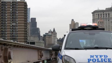 NEW YORK CITY, ABD - 12 MAR 2020: Brooklyn Köprüsü 'nde acil durum sirenleri, 991 polis devriye arabası. NYPD arabası, Manhattan 'da suç önleme ve güvenlik sembolü. Metropolis Güvenlik ve Koruma.