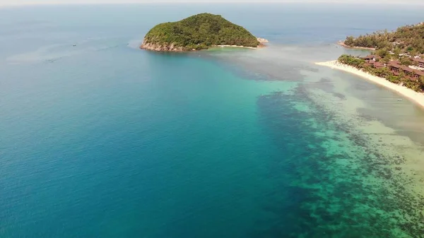 空中ドローンビューの小さなコ馬島 コPhanganタイを表示します エキゾチックな海岸のパノラマの風景は メイはビーチ 夏の日だった サンゴの間の砂浜の道 鮮やかな海景 上から山ココナッツのヤシ — ストック写真