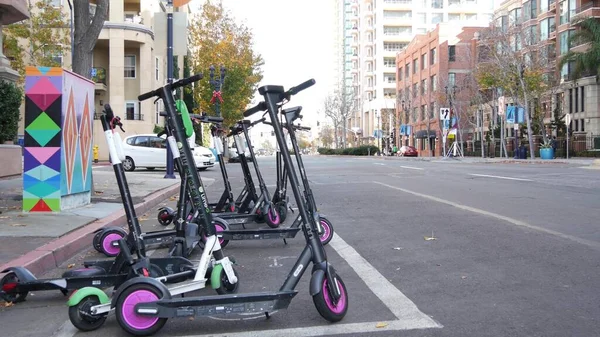 San Diego California Ene 2020 Fila Paseo Compartiendo Scooters Eléctricos —  Fotos de Stock