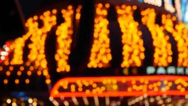 Vieilles lampes électriques télécopiées déconcentrées qui brillent la nuit. Résumé de près de flou rétro décoration de casino chatoyant, Las Vegas USA. Ampoules lumineuses de style vintage scintillant sur la rue Freemont — Video