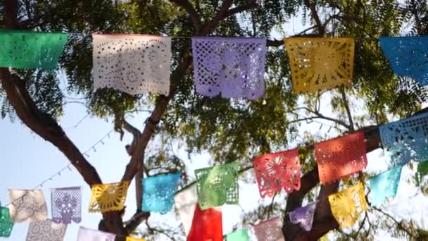 Färgglada mexikanska perforerade papel picado banner, festival färgglada papper krans. Flerfärgad latinamerikansk folk snidade vävnad flaggor, semester eller karneval. Autentisk fiesta dekoration i Latinamerika — Stockvideo