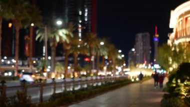 Las Vegas Bulvarı, lüks kumarhane ve otel, Nevada, ABD 'de kumar sahası. Fremont caddesi yakınlarındaki gece hayatı ve trafik turist parasıyla tatil köyünde. Günah şehrinin neon ışıkları