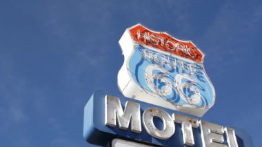 Tarihi güzergah 66 'daki motelin retro tabelası Amerika' nın klasik yol gezisi sembolü. Arizona çölünde ikonik pano. Eski moda neon tabela. Klasik turist simgesi.