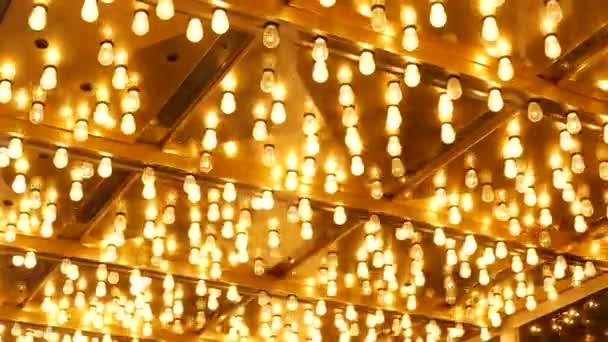 Le vecchie lampade elettriche fasulle lampeggiano e brillano di notte. Abstract primo piano della decorazione del casinò retrò scintillante a Las Vegas, Stati Uniti. Lampadine illuminate in stile vintage scintillanti su Freemont street — Video Stock