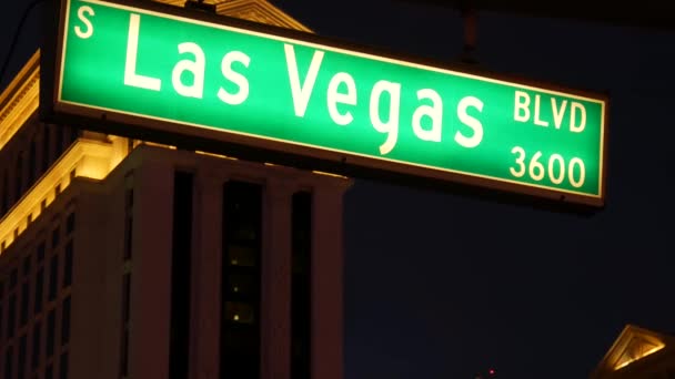Fabulos Las Vegas, Günah Şehri 'nde trafik levhası parlıyor. Nevada 'daki Fremont caddesine giden yolda ikonik tabela var. Kumarhane parasının ve kumar alanındaki bahislerin sembolü. — Stok video