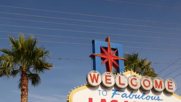 Selamat datang di retro neon Las Vegas yang menakjubkan di tempat wisata judi, Amerika Serikat. Spanduk antik es sebagai simbol kasino, permainan kesempatan, permainan uang dan taruhan bahaya. Surat di papan nama — Stok Video