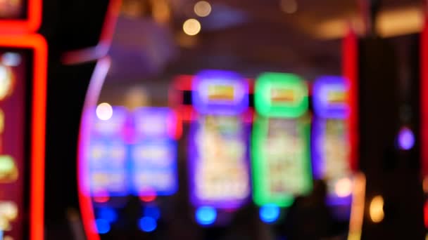 Le macchine mangiasoldi sfocate brillano in casino su Striscia di Las Vegas favolosa, Stati Uniti. Sfocato slot jackpot di gioco d'azzardo in hotel vicino Fremont Street. Macchina al neon illuminata per giocare e scommettere con denaro a rischio — Video Stock