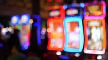 Las Vegas Bulvarı, ABD 'de kumarhanede çözülmüş kumar makineleri parlıyor. Fremont caddesi yakınlarındaki bir otelde kumarda büyük ikramiye oynamış. Riskli para oynamak ve bahis oynamak için aydınlatılmış neon meyve makinesi
