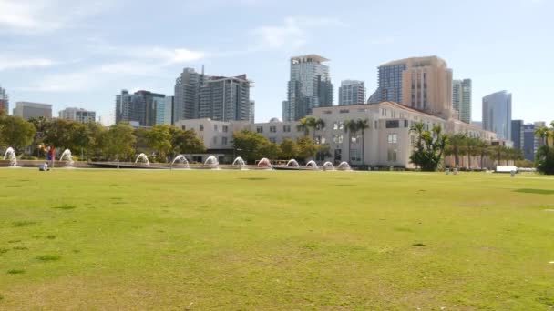 Parque de la ciudad cerca del centro cívico del condado de San Diego en el centro, costa de California, EE.UU. skyline urbano, rascacielos en Gaslamp Quarter. Paisaje urbano de metrópolis, edificios de gran altura cerca del puerto pacífico — Vídeos de Stock