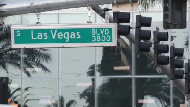 Fabulos Las Vegas, rambu lalu lintas di The Strip di Sin City Amerika Serikat. Papan penanda es di jalan menuju jalan Fremont di gurun Nevada. Simbol permainan uang kasino, taruhan dan bahaya di daerah game — Stok Video