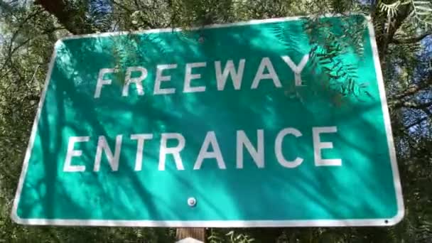 Autobahneinfahrt-Schild am Kreuzungsbereich in San Diego County, Kalifornien, USA. State Route Highway 78 Hinweisschild. Symbol der Straßenverkehrs-, Transport- und Verkehrssicherheitsvorschriften — Stockvideo