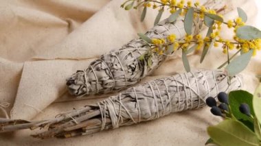 Kurutulmuş beyaz adaçayı lekesi, gevşeme ve aromaterapi. Psişik okült ayin, bitkisel şifa, yoga ya da aura temizliği sırasında lekeler. Esrarengiz ayinler ve fal bakımı için temel tütsü