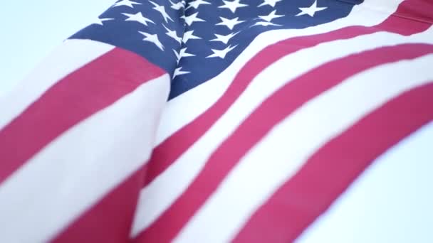 Rüzgarda dalgalanan Amerikan bayrağının yumuşak odak noktası. Yıldızlar ve Şeritler demokrasisi, vatanseverlik, özgürlük ve Bağımsızlık Günü sembolü. Yıldızlarla bezeli bayrak, ulusal gurur ve özgürlük ikonu — Stok video