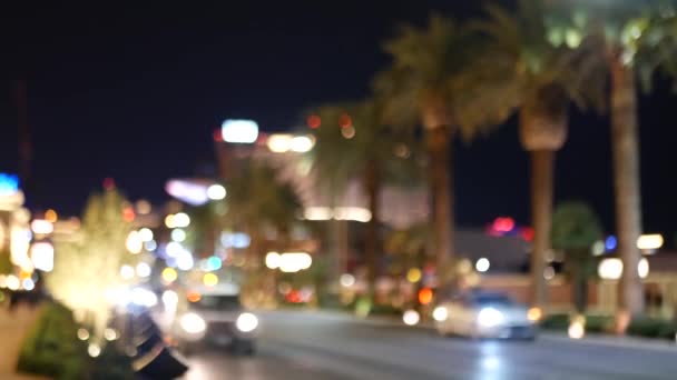 Defokused báječný Las Vegas Strip bulvár, luxusní kasino a hotel, herna v Nevadě, USA. Noční život a provoz v blízkosti Fremont Street v turistické peníze hrát resort. Neonová světla města hříchu — Stock video