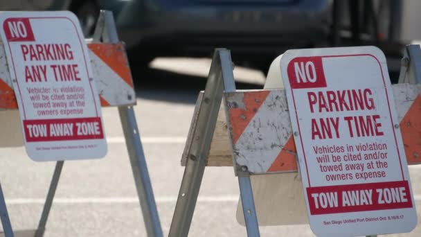 Parkeerplaats teken als symbool van verkeersproblemen en vervoersproblemen in drukke stedelijke gebieden van de VS. Openbare betaalde parkeerzone in het centrum van San Diego, Californië. Beperkte ruimte voor auto 's in de stad — Stockvideo
