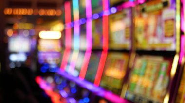 Las Vegas Bulvarı, ABD 'de kumarhanede çözülmüş kumar makineleri parlıyor. Fremont caddesi yakınlarındaki bir otelde kumarda büyük ikramiye oynamış. Riskli para oynamak ve bahis oynamak için aydınlatılmış neon meyve makinesi.