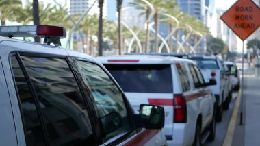 SAN DIEGO, CALIFORNIA USA - 15 HAZİRAN 2020: Broadway 'de acil durum sirenleri olan itfaiye araçları ve şerifin arabası. İtfaiyecilerin araçları şehir merkezinde. İtfaiye kurtarma ve kamu güvenliği için.