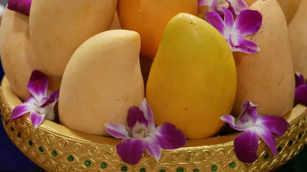 Golden Plate Mangoes Flowers Tasty Ripe Yellow Mangoes Beautiful Purple — Stock Photo, Image