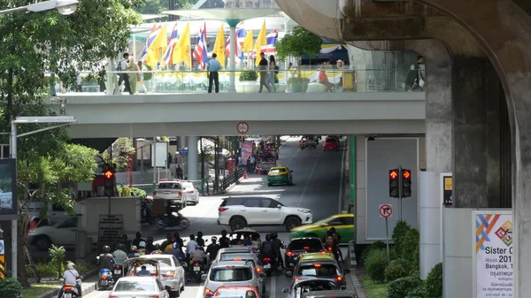 Bangkok Tailandia Julio 2019 Intersección Concurrida Calle Ciudad Personas Motocicletas — Foto de Stock