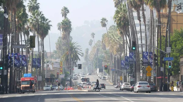 Los Angeles California 11月2019 名声遊歩道の散歩 ロサンゼルス市内のハリウッド大通り 歩行者通りの歩道を歩く エンターテイメントと映画業界の象徴的な観光ランドマーク — ストック写真
