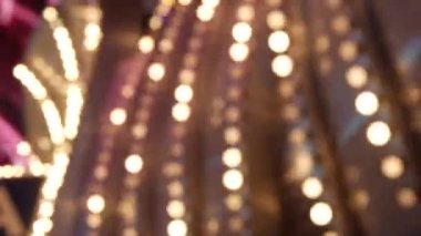 Geceleri parlayan odandan çıkmış eski elektrikli lambalar. Bulanık eski kumarhane dekorasyonunun soyut yakın çekimi, Las Vegas USA. Freemont caddesinde parıldayan eski tip ampuller.