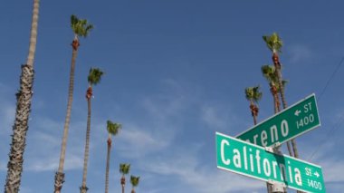 Kaliforniya sokak tabelası kavşakta. Kesişme noktasındaki harf, yaz seyahatlerinin ve tatillerin sembolü. ABD turizm merkezi. Los Angeles yakınlarında 101. güzergah.