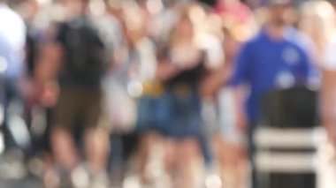 Odaklanamayan kalabalık, Las Vegas Bulvarı 'ndaki kavşak kavşağı, ABD. Anonim kişiler şehir merkezindeki kalabalık yolda yayaları bulanıklaştırdı. Günah şehrinde tanınmayan Amerikan vatandaşları