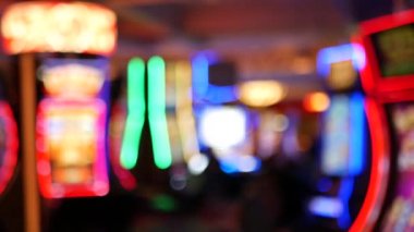 Las Vegas Bulvarı, ABD 'de kumarhanede çözülmüş kumar makineleri parlıyor. Fremont caddesi yakınlarındaki bir otelde kumarda büyük ikramiye oynamış. Riskli para oynamak ve bahis oynamak için aydınlatılmış neon meyve makinesi