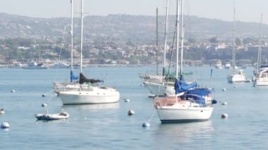 Newport sahil limanı, hafta sonu yat ve yelkenli limanı, Pasifik Sahili, Kaliforniya, ABD. Orange County 'deki liman kenar mahallelerinde. Sahil kıyısında pahalı bir tatil yeri.