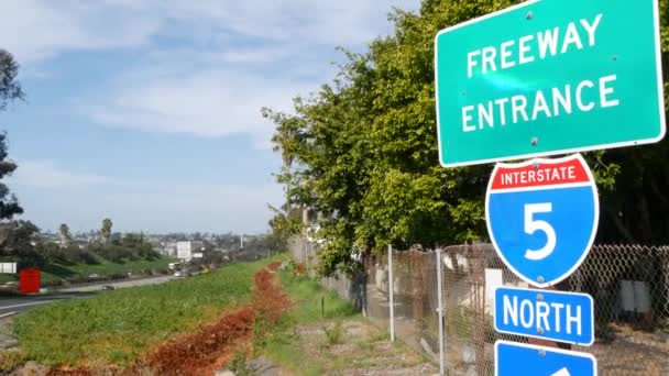 Вхід на вільну дорогу, інформаційний знак на перехресті в США. Маршрут до Лос-Анджелеса, Каліфорнія. Міський автодорожній рух 5 як символ дорожньої подорожі, правил транспортної безпеки та правил дорожнього руху. — стокове відео