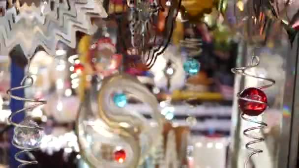 Kleurrijke geometrische metalen windgong spinner, tuin hypnotiserende surrealistische decoratie, Californië Verenigde Staten. 3D kinetische roterende iriserende multi gekleurde lucht spiraal. Glanzende betoverende optische illusie — Stockvideo