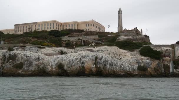 Ilha de Alcatraz em San Francisco Bay, Califórnia EUA. Prisão federal para gangsters em rocha, tempo nebuloso. Prisão histórica, penhasco no nebuloso porto nublado. Gaol para punição e prisão por crime — Vídeo de Stock