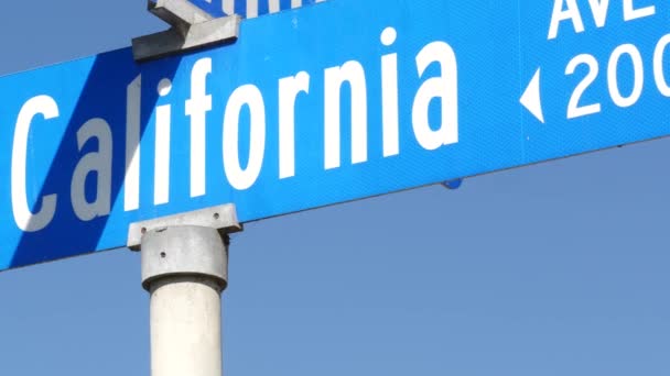 Señal de calle de California en el cruce. Letras en la intersección señalización, símbolo de los viajes de verano y vacaciones. Destino turístico de EE.UU. Texto en el tablón de nombres en la ciudad cerca de Los Ángeles, ruta 101 — Vídeos de Stock
