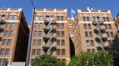 Yangın merdiveni San Diego City, ABD 'deki tuğla bina dışında. Güvenli bir tahliye için tipik New York tarzı acil çıkış. Gayrimenkullerin sembolü olarak klasik retro ev dış görünümü