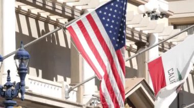 San Diego 'nun orta kesimindeki Gaslamp' de bayrak direğinde California ve ABD bayrakları sallanıyor. Cumhuriyetin ayı amblemi ve Flagstaff 'ta Star Spangled Banner. Ptriotizmin ve hükümetin sembolü