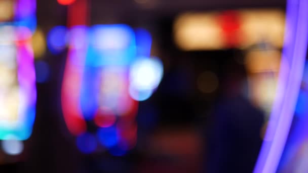 Le macchine mangiasoldi sfocate brillano in casino su Striscia di Las Vegas favolosa, Stati Uniti. Sfocato slot jackpot di gioco d'azzardo in hotel vicino Fremont Street. Macchina al neon illuminata per giocare e scommettere con denaro a rischio — Video Stock